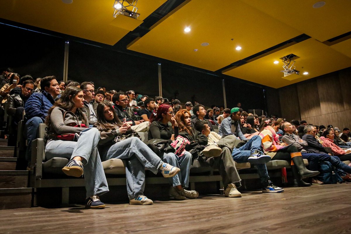 comunica_usa's tweet photo. 🎙️ Así se vivió #SpoilerCast con Martin Baron, exdirector de The Washington Post.

Una conversación sobre periodismo, poder, desinformación y el papel de los medios en tiempos clave para la democracia.

Gracias a quienes hicieron parte de este espacio.

#Periodismo #COMID https://t.co/PqdXsgmc1t