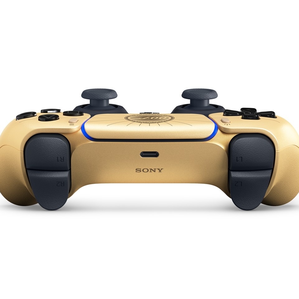 weplaystore_cl's tweet image. Estilo. Potencia. Precisión. Deja tu huella 🧈 Ya están abiertas las reservas del #DualSense Edición Limitada de 007 #FirstLight de #PS5 𝟎𝟎𝟕🤵 Reserva tu unidad en web y tiendas físicas #WeplayStore