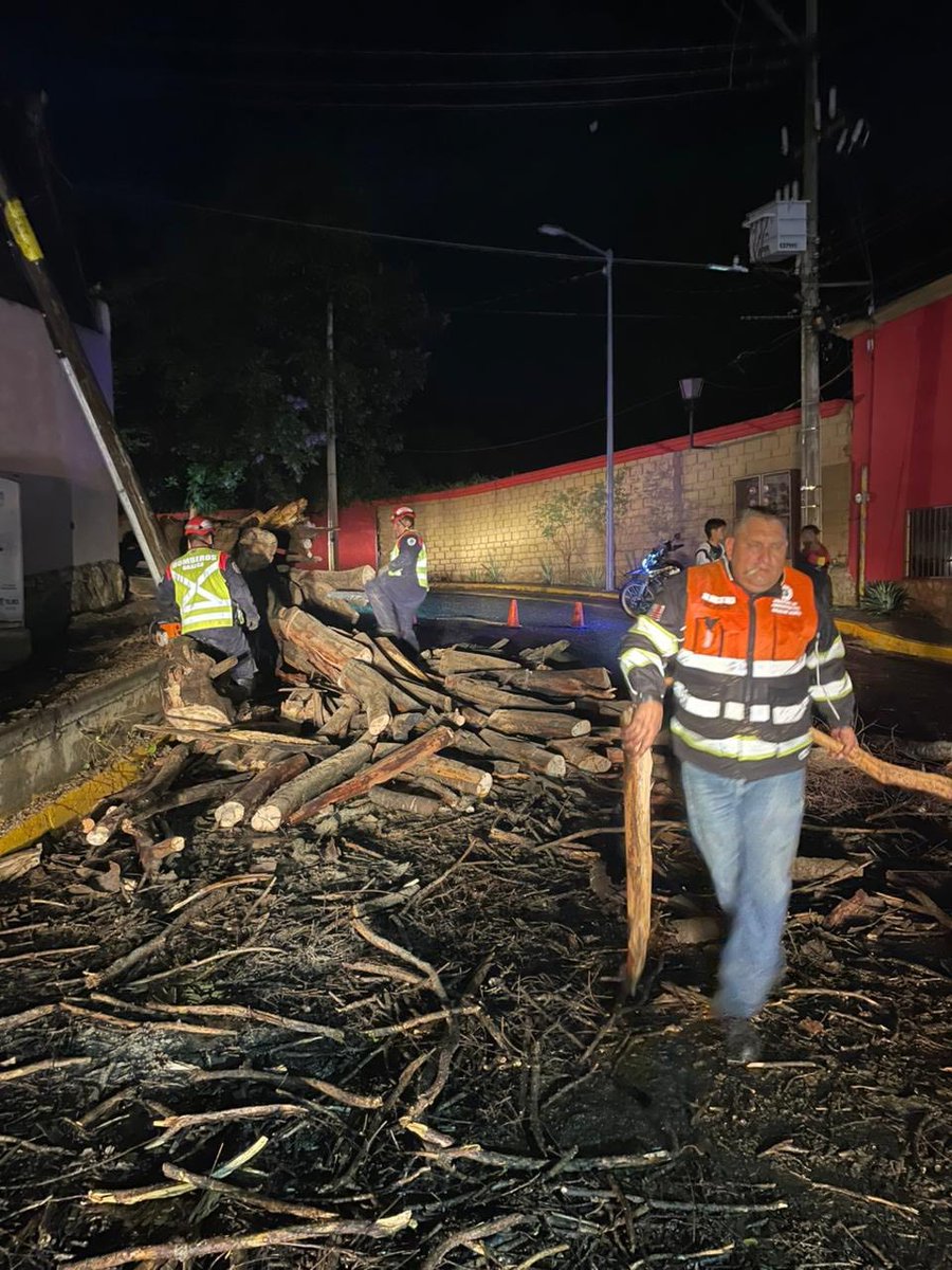 PeriodistasOax's tweet image. #Capital 
📣 Continúan trabajos de atención y monitoreo en Oaxaca de Juárez tras lluvias

@MunicipioOaxaca
👉periodistasoaxaca.com/2026/04/24/con…