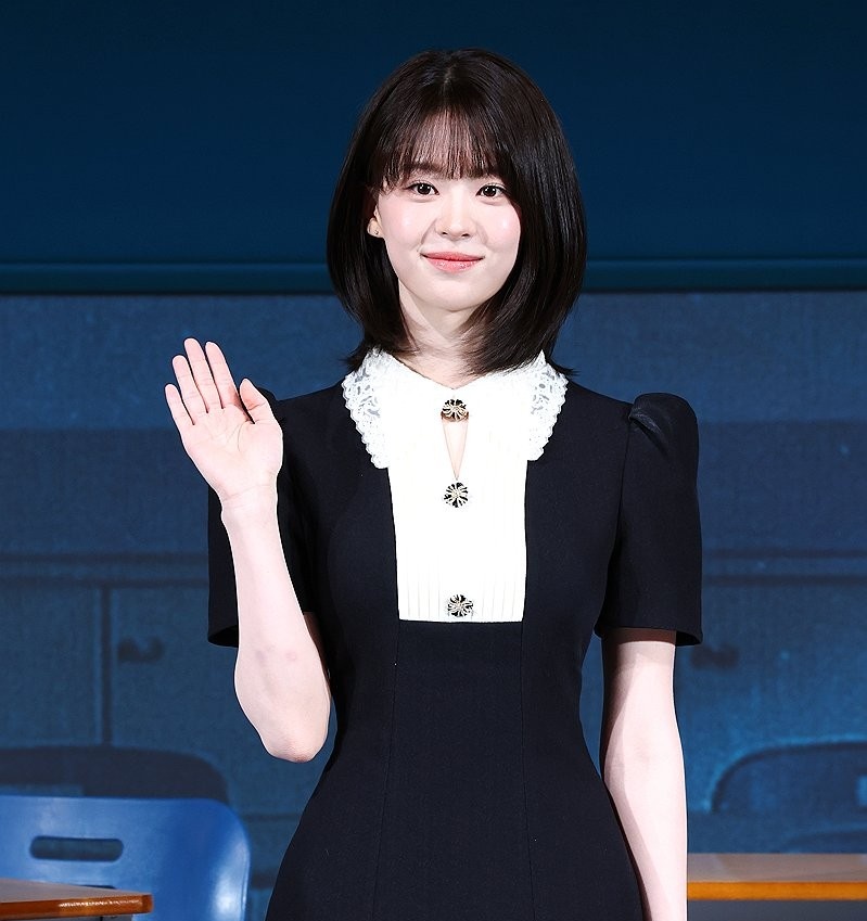 dari hati paling dalem berharap semoga soyoung bisa makin dikenal banyak orang. dia nih potensial banget soalnya. actingnya bagus dan deliver feel karakternya juga nyampe. semoga bisa sukses ya, cantik. ke depannya mau liat lebih banyak lagi drama drama kerennya soyoung 🥹💙