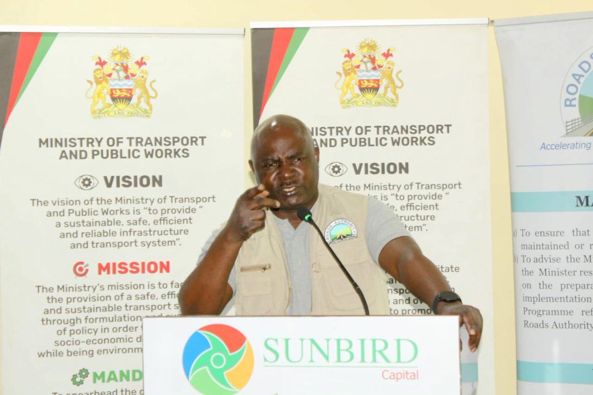 TransportWorks's tweet photo. PICTORIAL FOCUS:

Minister of Transport and Public Works, Hon. Jappie Mhango, M.P., Friday presided over the launch of the K39.6 billion countrywide road maintenance project launch, marking an important step towards improved and safer travel in the country.

#MinistryOfTransport https://t.co/RkGS35TKvS
