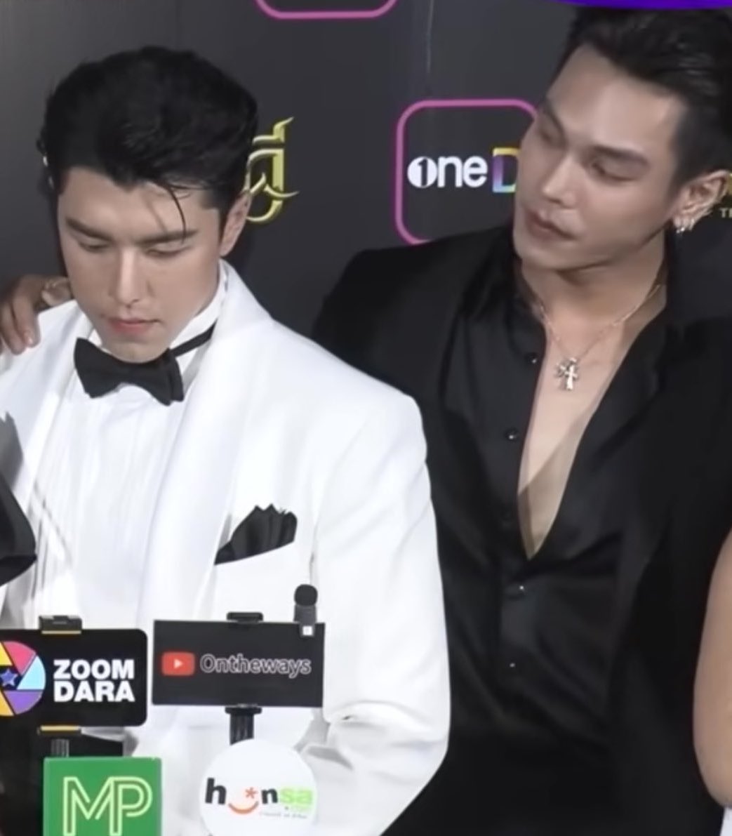 “ เลิกมองแบบนั้นสักทีได้ไหม ”

“ ทำไม ? ”

“ คนอื่นเขากลัวกันหมดแล้ว ”

“ แล้วไอ้พวกนั้นมันมองทำไมนักหนา พี่ก็หวงมั้ยวะ ”

“ ถ้าจะมาทะเลาะแบบนี้ก็แยกกันเดินนะ ตอนจะกลับบ้านค่อยมาเจอกัน ”

“ เธอก็ลองอยู่ห่างพี่ดูสิ ”

“ จะทำอะไร ”

“ เธอน่าจะรู้ดีที่สุดนะ ว่าพี่ทำอะไรได้บ้าง ”