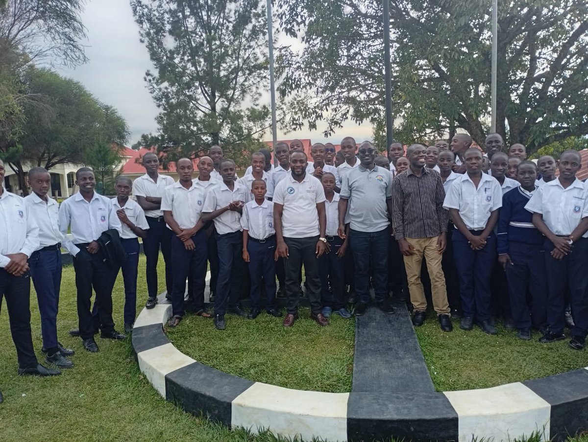 ProfsFLEouganda's tweet photo. APFO acknowledges the sensitization initiative by CALUFU Ouest, led by Bienvenu Aliganyira with Dr Boniface Ayebare of @kabuniversity , bringing stakeholders together around unity and collective action.
Tusimbudde. CALUFU Ouest. French is alive in Uganda https://t.co/0LOFhkXAY2