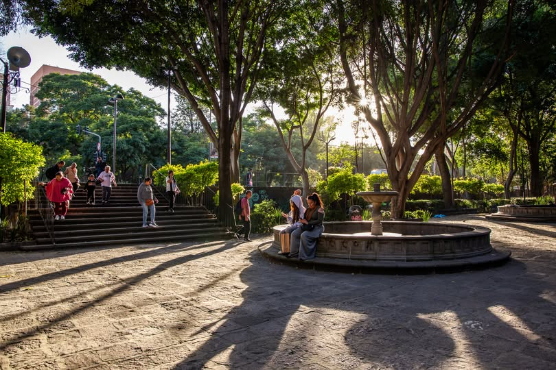 Centro_CDMX's tweet image. ¿#SabíasQué la Plaza de la Santa Veracruz aparece en la película Los caifanes de 1967? 
Dirigida por Juan Ibáñez y con guión de Carlos Fuentes. En esa época, se encontraban varios puestos de flores que atendían a los deudos de algunas funerarias que estaban sobre el Eje Central.