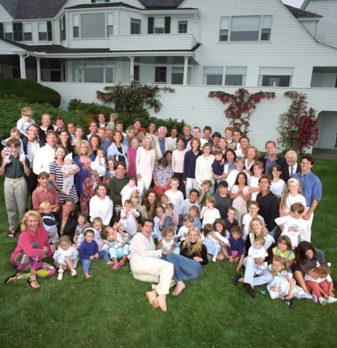 LandmineSniffer's tweet image. Kennedy Family Gathering 
Fourth of July, 1998 
Hyannis Port, Cape Cod

The Fourth of July held special significance for the Kennedy family, whose deep and genuine patriotism was woven into the very fabric of their extraordinary lives.

#JFKJr #CarolynBessetteKennedy