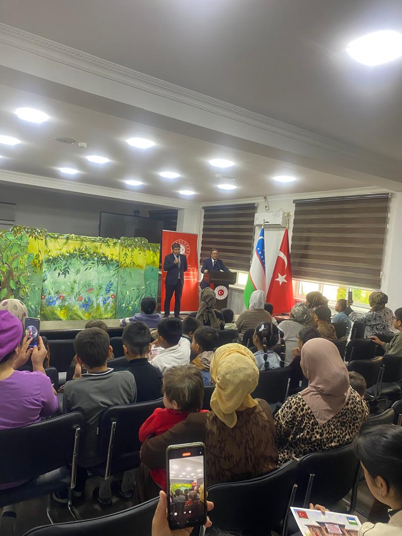 TC_SemerkantBK's tweet photo. 23 Nisan kutlamalarımızın ikinci durağında Semerkant Çok Branşlı Çocuk Hastanesi'nde tedavi gören minikler ve aileleriyle bir araya gelerek bir moral etkinliği düzenledik. https://t.co/nFmEriIDUZ
