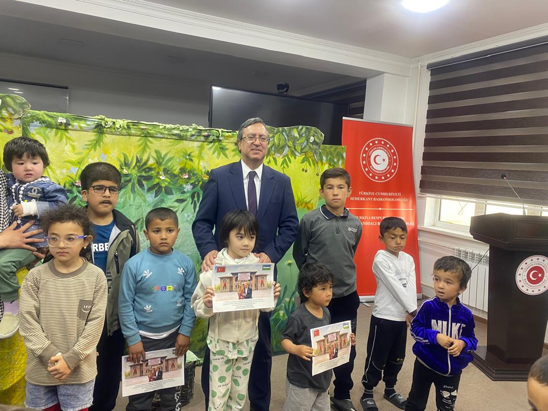 TC_SemerkantBK's tweet photo. 23 Nisan kutlamalarımızın ikinci durağında Semerkant Çok Branşlı Çocuk Hastanesi'nde tedavi gören minikler ve aileleriyle bir araya gelerek bir moral etkinliği düzenledik. https://t.co/nFmEriIDUZ