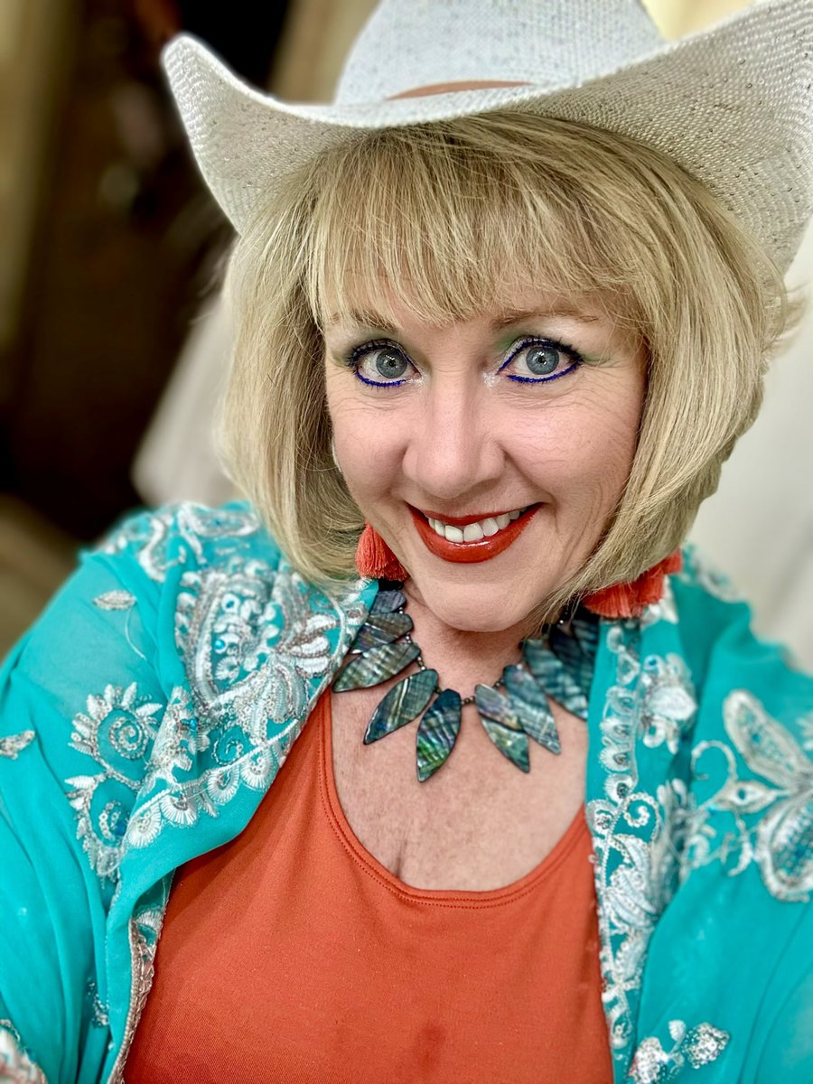 Sharonkaydobbin's tweet image. Have. Beautiful Friday! #friday #beautiful #smiles #love