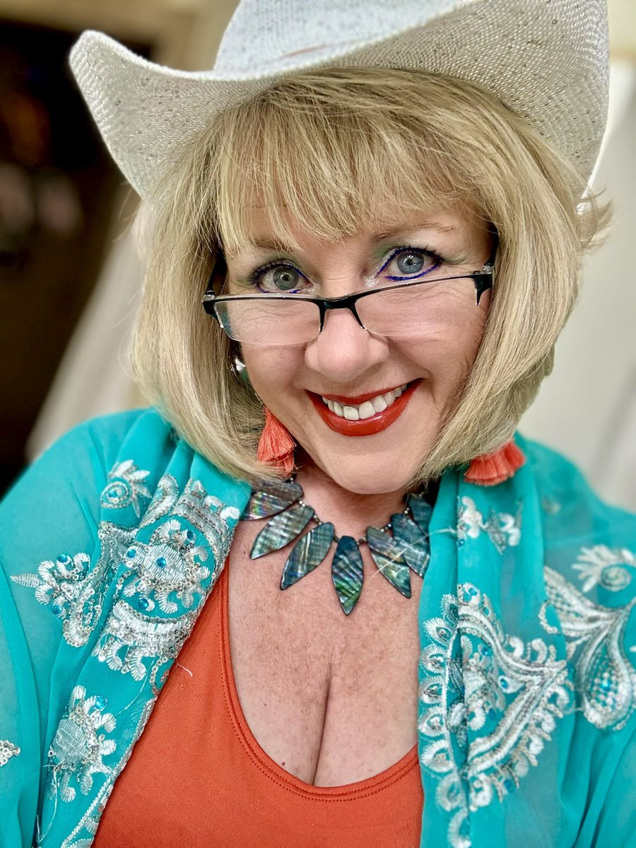 Sharonkaydobbin's tweet image. Have. Beautiful Friday! #friday #beautiful #smiles #love