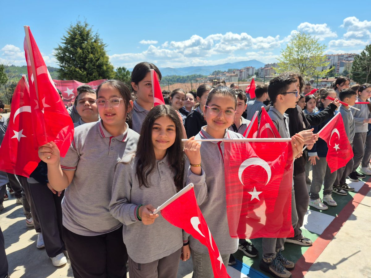 AlapliMerkezOO's tweet photo. Ay yıldızın gölgesinde, Atatürk’ün izinde! 🚩✨

Tüm dünya çocuklarının #23Nisan Ulusal Egemenlik ve Çocuk Bayramı kutlu olsun! 🎉
#maarifinkalbindeçocuk 

👉https://t.co/X3MBXsREgW

@tcmeb @uygarkeskin @cevatcevik67 @kmehmet7819 https://t.co/VaSmmoVJ0X