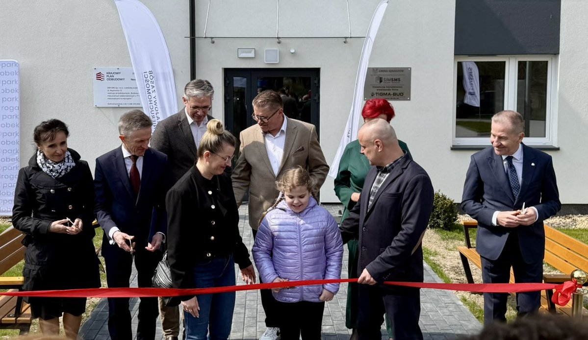 35 rodzin w Sędziszowie od tygodnia cieszy się swoimi własnymi nowymi czterema kątami. Osiedle przy ul. Gniewięcińskiej tętni życiem! Wkrótce wrócimy do Sędziszowa, by przekazać klucze kolejnym 36 rodzinom. 

#KZN #GruntToMieszkanie