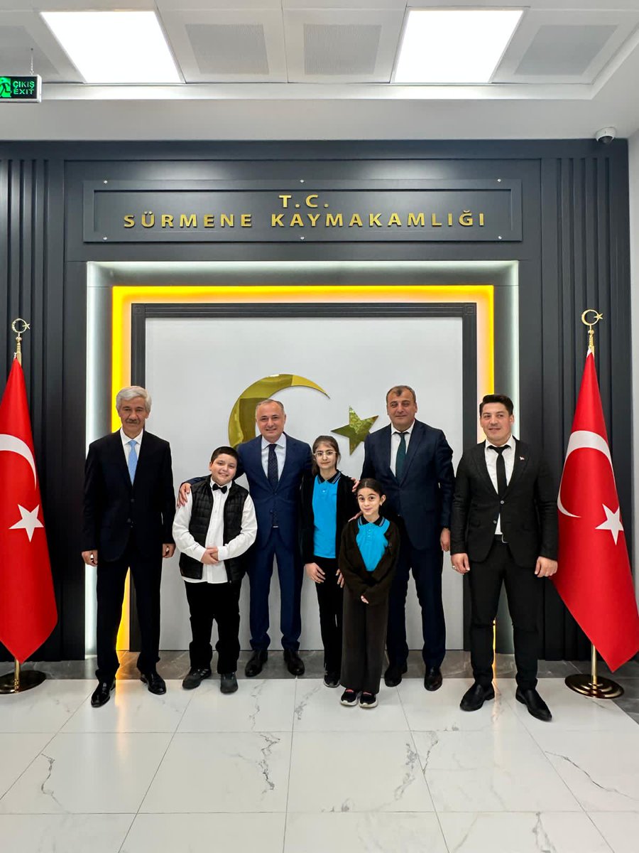MemSurmene's tweet photo. Çamburnu Fazıloğlu Mahmut Bıçakçı Ortaokulu öğrencileri, 23 Nisan Ulusal Egemenlik ve Çocuk Bayramı kapsamında anlamlı bir ziyaret gerçekleştirdi. https://t.co/k0Moym9y5l