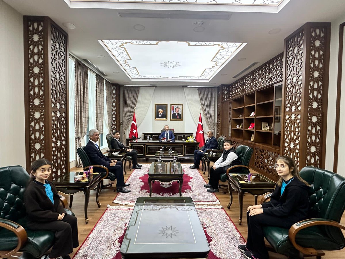 MemSurmene's tweet photo. Çamburnu Fazıloğlu Mahmut Bıçakçı Ortaokulu öğrencileri, 23 Nisan Ulusal Egemenlik ve Çocuk Bayramı kapsamında anlamlı bir ziyaret gerçekleştirdi. https://t.co/k0Moym9y5l