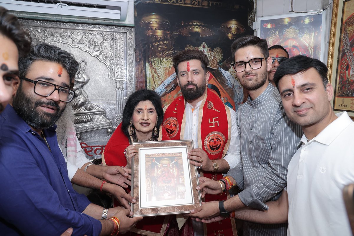 iChiragPaswan's tweet photo. आज राजस्थान के श्रद्धा और आस्था के केंद्र सालासर धाम में श्री बालाजी महाराज के पावन दर्शन कर उनका आशीर्वाद प्राप्त करने का सौभाग्य मिला। बालाजी के चरणों में समस्त देशवासियों के सुख, समृद्धि, उत्तम स्वास्थ्य और उज्ज्वल भविष्य हेतु प्रार्थना की। https://t.co/hsHdVZnxfI