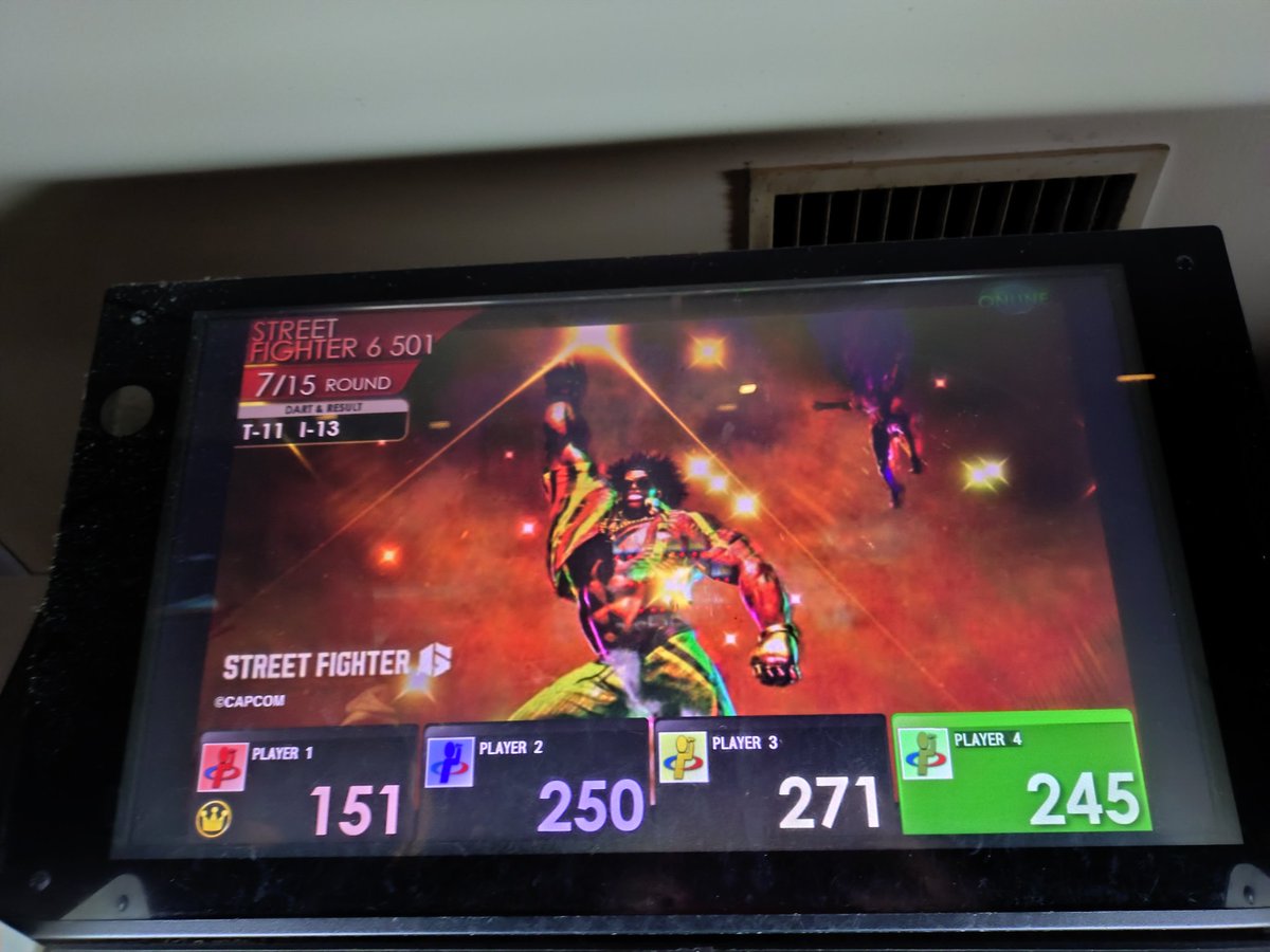 スト6コラボでダーツだ！
っぱスト6といえばダーツライブですよね