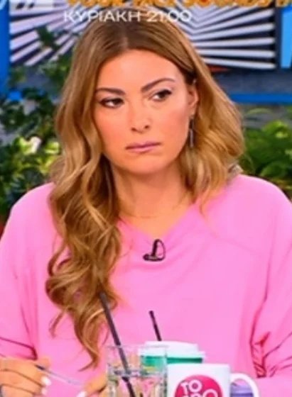 Λέει η ξυνισμένη πανελίστρια γιατί να παίξει ο Ουγγαρέζος απόσπασμα του Γρηγόρη,το έκανε για να ειρωνευτεί, εσείς μαρή τι κάνετε δηλαδή όλη μέρα από άλλες εκπομπές δεν παίζετε και σχολιάζετε; Το Real View δεν το εχετε ξεσκίσει;