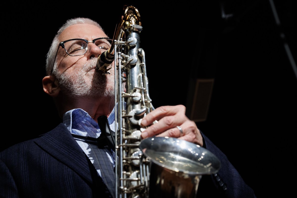 detroitjazzfest's tweet photo. TONIGHT: #Jazz After Hours, from the Gretchen C. Valade Jazz Center at @waynestate. This ensemble includes members of the Next Generation Detroit Jazz Initiative, supported by Carolyn Patrick-Wanzo, family and friends.
📌9 p.m. ET on Facebook Live, YT or https://t.co/4ZpLOXhiF6 https://t.co/3iqHxkLptx