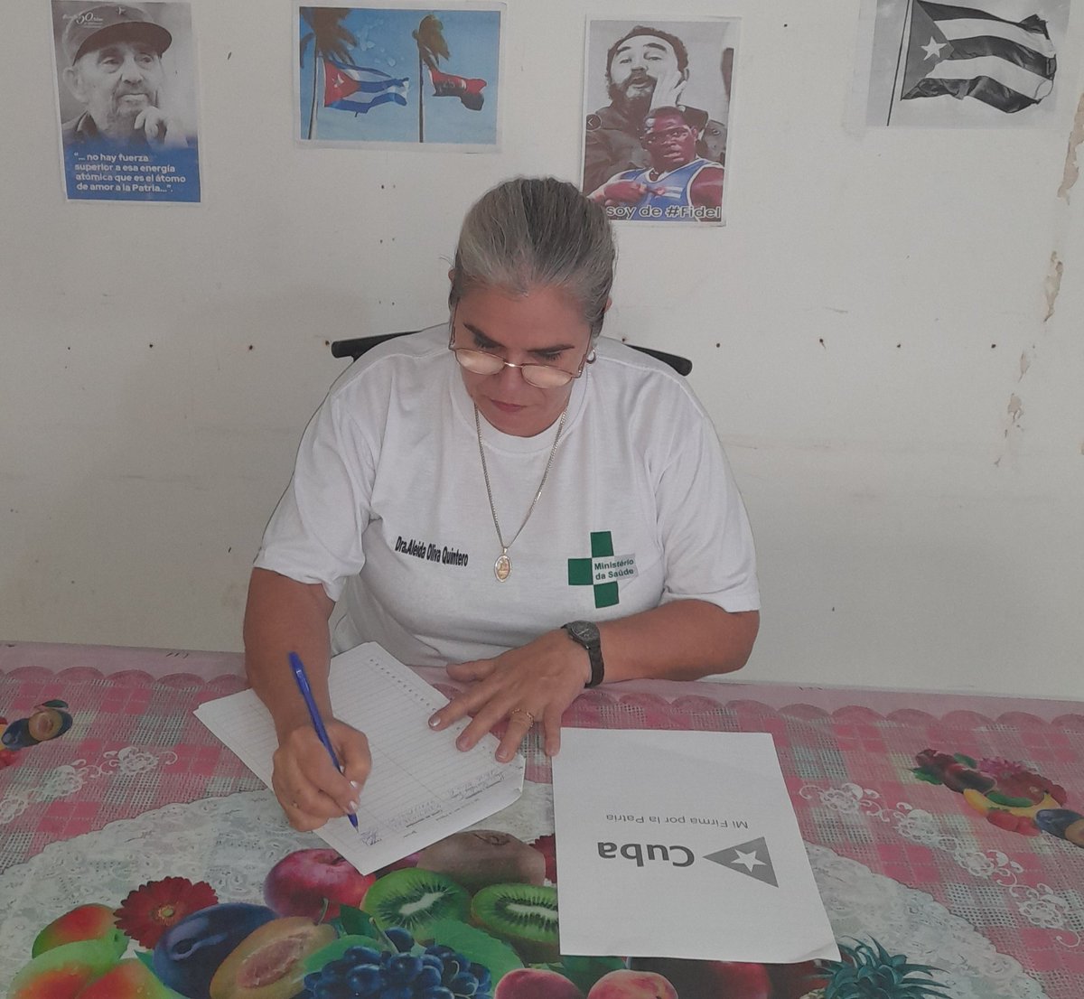CubacooperaTlm's tweet photo. Los colaboradores de #BMCTL,municipio #Manatuto, realizan #MiFirmaPorLaPatria ratificando el compromiso de defender la soberanía y los principios de la Revolución #Cubacoopera #MiFirmaPorLaPatria #SiPorCuba https://t.co/L4QcosHrwa