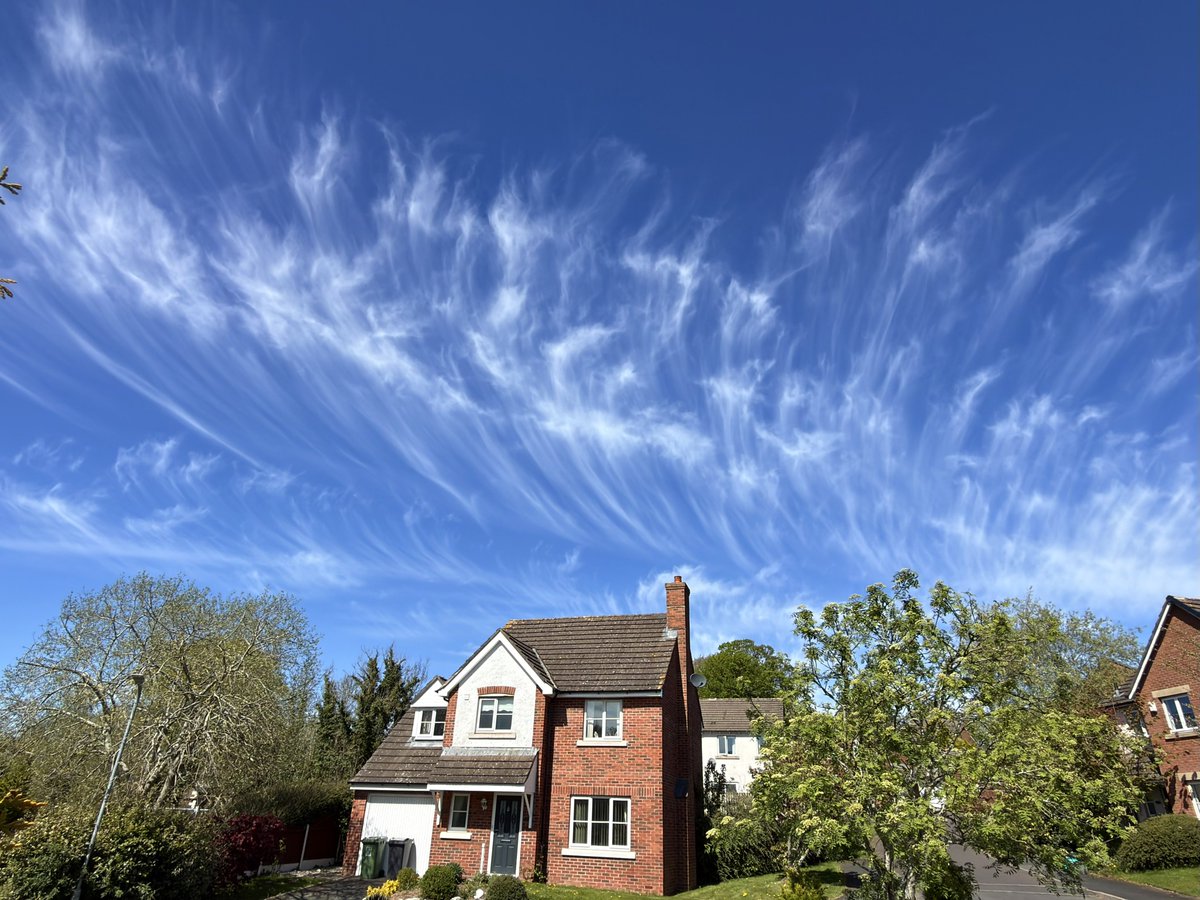 liam_lovell's tweet image. Some great Cirrus formations over Carlisle ☀️🌤️ #clouds #loveukweather