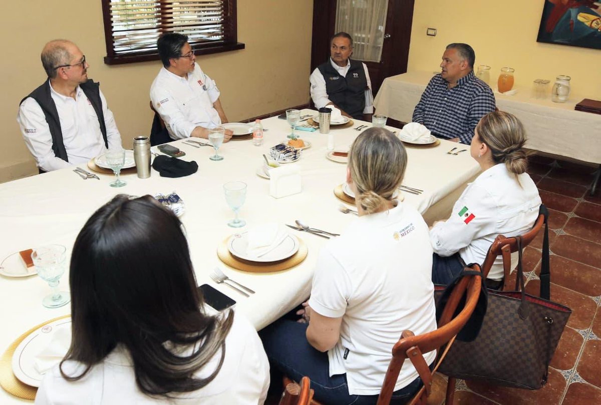 En gira de trabajo por Ciudad Valles, San Luis Potosí, supervisamos el avance en los fraccionamientos “Infonavit El Campanario”, donde se construyen 1 mil 008 viviendas; “Infonavit El Carmen”, 704; e “Infonavit Villas de San Pedro”, 584; para derechohabientes del <a href="/Infonavit/">Infonavit</a> que