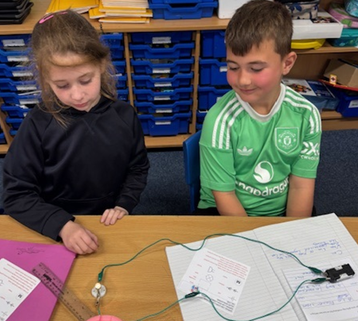 Year4_RCPS's tweet photo. In science, we are learning about electricity and spent this week's lesson putting simple circuits together. 💡🔋 @RodbourneCheney https://t.co/OgmpRO7CuU