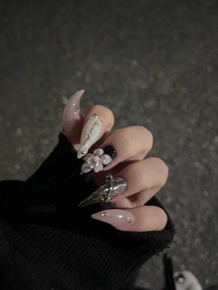 =^- x -^=🤍 tweet media