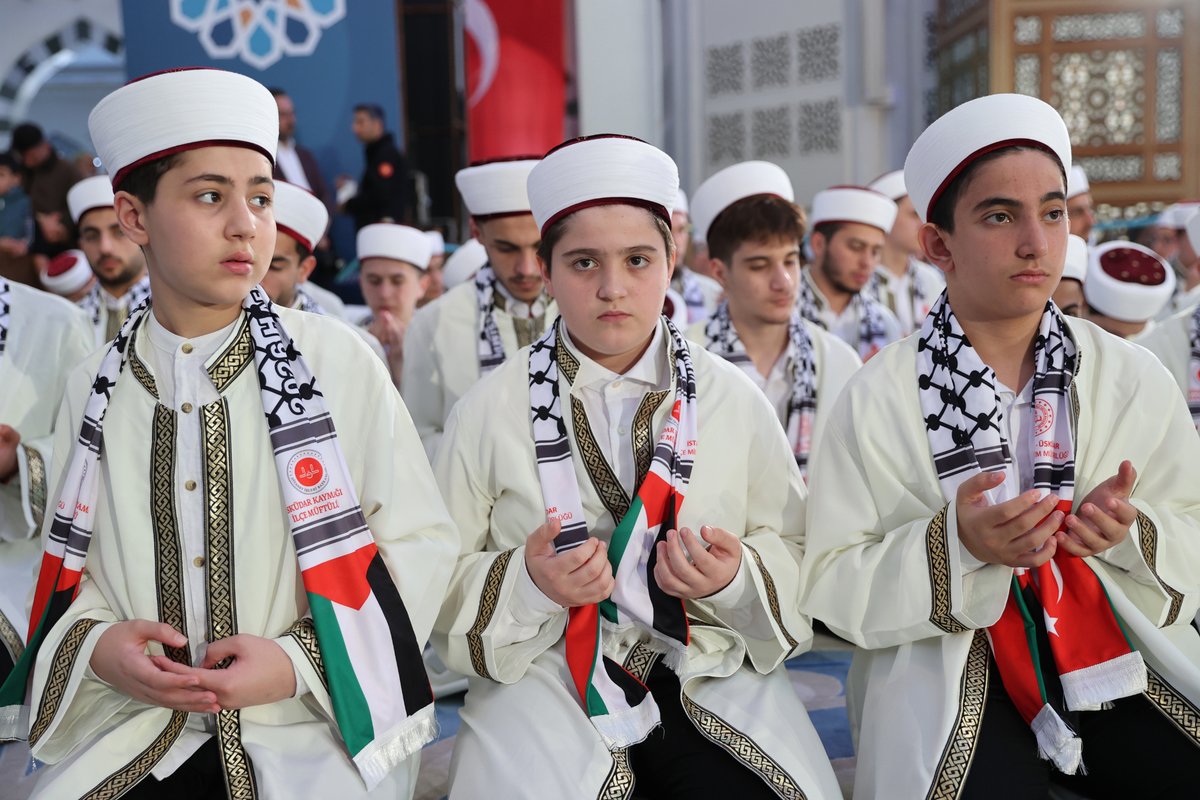 Cumhurbaşkanımız Recep Tayyip Erdoğan, hafızlık eğitimini tamamlayan 333 öğrenci için Çamlıca Camii’nde gerçekleştirilen hafızlık icazet törenine katıldı. Diyanet İşleri Başkanı Prof. Dr. Safi Arpaguş da törenin ardından Cuma namazını kıldırdı.

diyanet.gov.tr/tr-TR/Kurumsal…