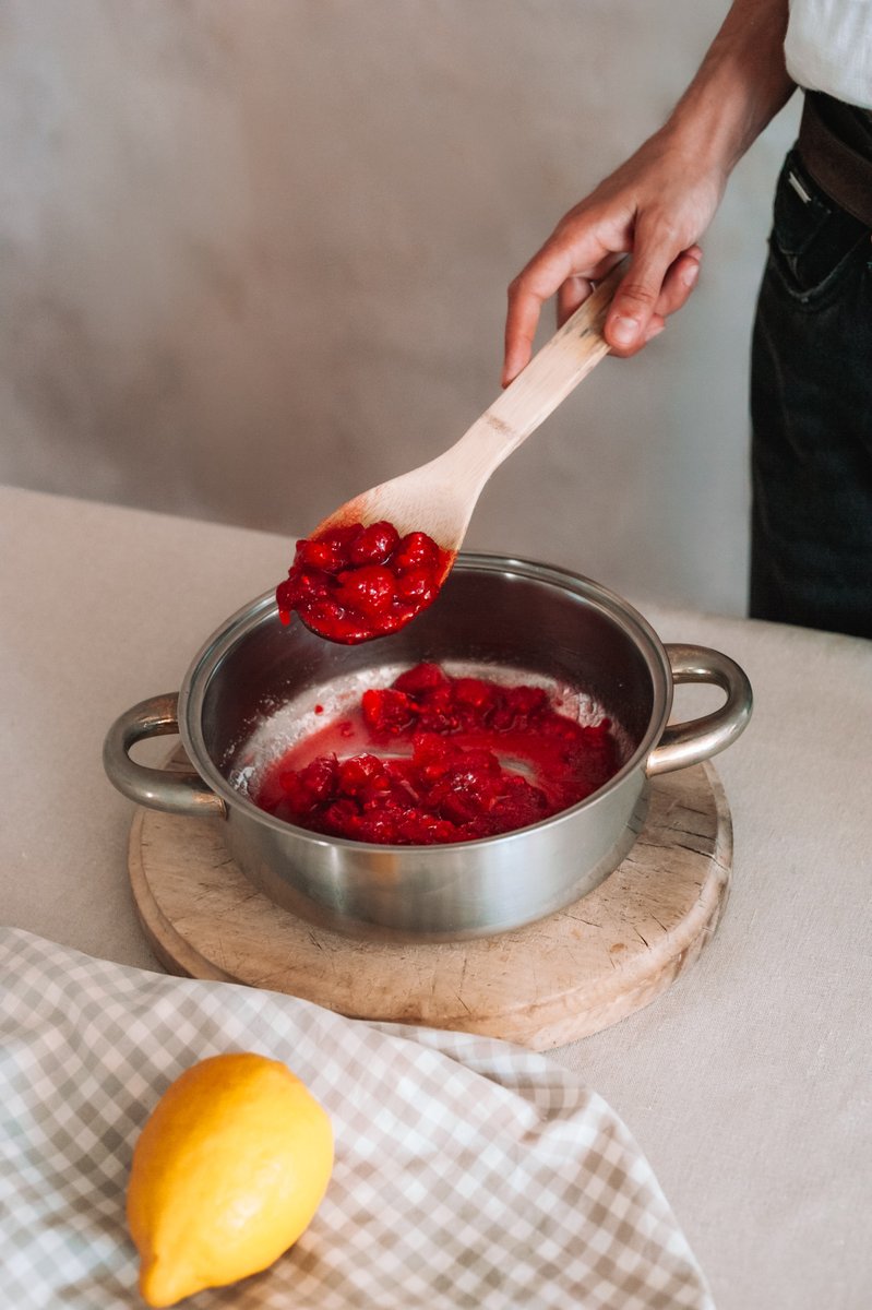 mermeladabebe's tweet photo. Nos mueve el mimo. Por eso cocemos 👩🍳 la fruta suave, sin prisas y a baja temperatura para preservar su esencia y que tenga un sabor de otro tiempo. Puro mimo como el de nuestro #spot
Porque aunque el mimo no sea un sabor hace que todo sepa mejor
#SpotBebé #Hechoconmimo #Cocina https://t.co/jKnzJ87mKU
