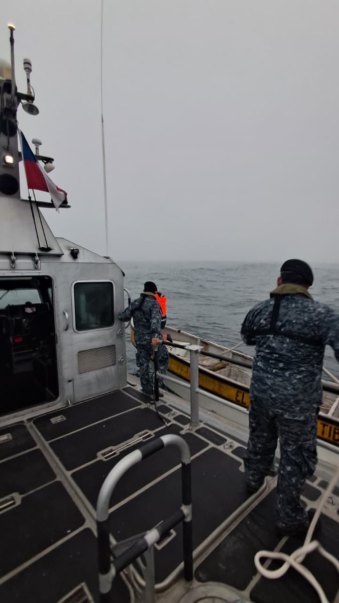Armada_Chile's tweet photo. Autoridad Marítima de Coquimbo rescató a un bote a motor dedicado a la pesca de Jibia, con un tripulante a bordo, que se encontraba a la deriva en el sector de Totoralillo

#ArmadaPorChile https://t.co/IividDfAJ8