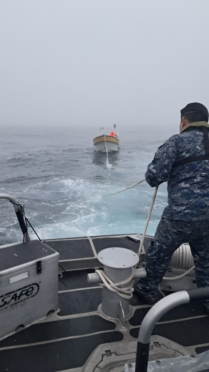 Armada_Chile's tweet photo. Autoridad Marítima de Coquimbo rescató a un bote a motor dedicado a la pesca de Jibia, con un tripulante a bordo, que se encontraba a la deriva en el sector de Totoralillo

#ArmadaPorChile https://t.co/IividDfAJ8