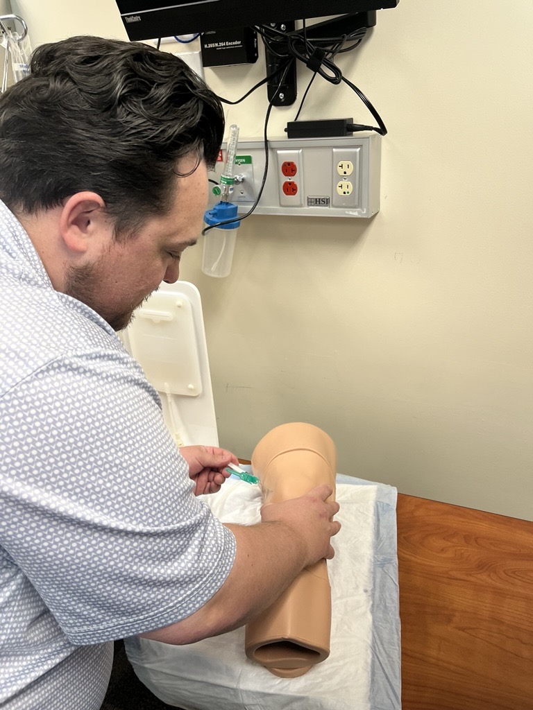 LimbsandThings1's tweet image. Did you know we keep our #medical knowledge fresh by working with our network of experts?

Just last week, our US Account Managers had the privilege of working with AT Still University to practice #ultrasound &amp;amp; improve their joint injection &amp;amp; aspiration using our own #simulation!