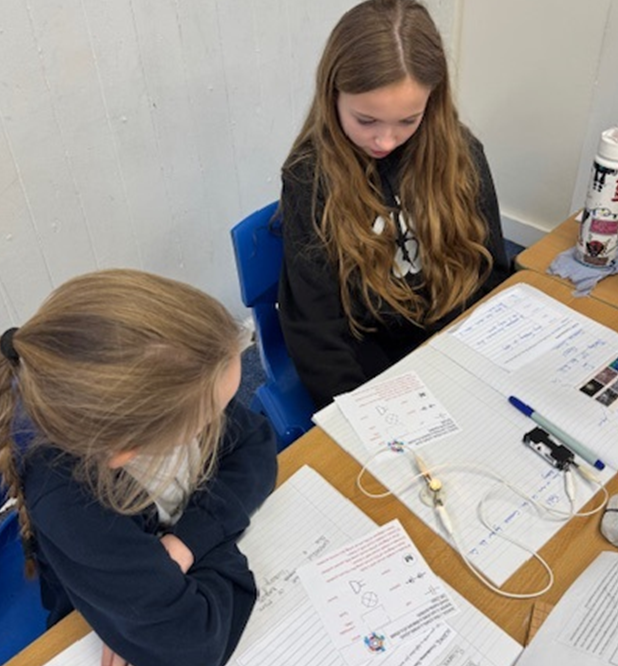 Year4_RCPS's tweet photo. In science, we are learning about electricity and spent this week's lesson putting simple circuits together. 💡🔋 @RodbourneCheney https://t.co/OgmpRO7CuU