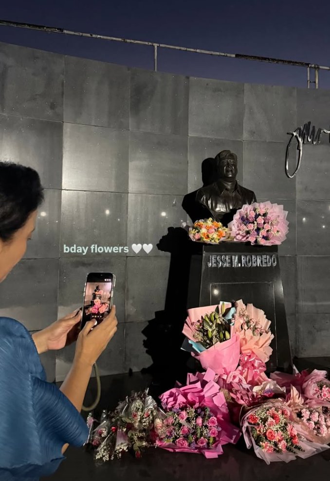 Mayor Leni Robredo leaves all her birthday flowers and flower bouquets at the tomb of the late Jesse Robredo.

📸 jillrobredo