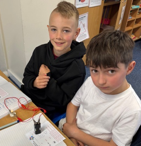 Year4_RCPS's tweet photo. In science, we are learning about electricity and spent this week's lesson putting simple circuits together. 💡🔋 @RodbourneCheney https://t.co/OgmpRO7CuU
