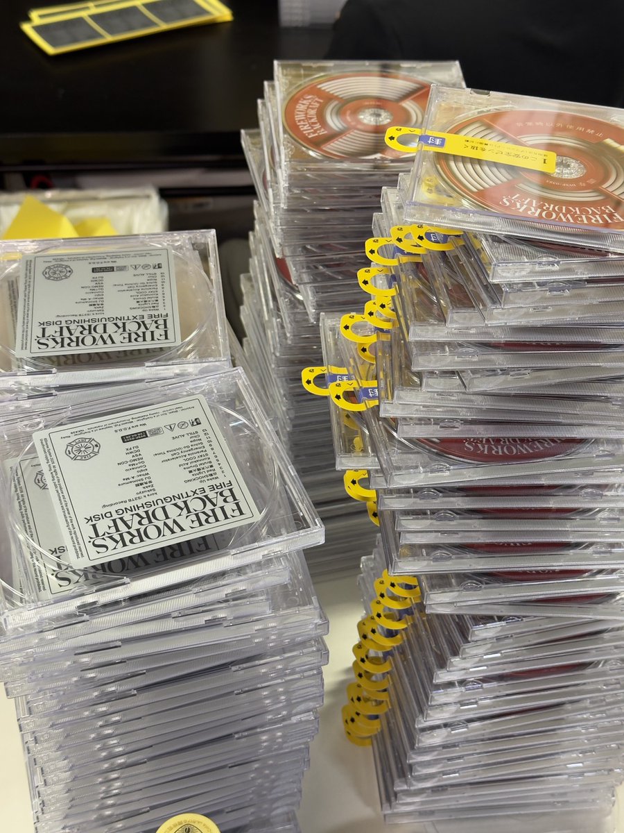 YsK439's tweet photo. こういう仕様のせいでCDプレスしてても工場に頼めない（申し訳なさすぎるしどんだけ費用かかるか解らない)ので、今日友人と一緒にずっと梱包作業してました。手伝ってくれた4人、ありがとうね。 https://t.co/KIqmRP28Kt