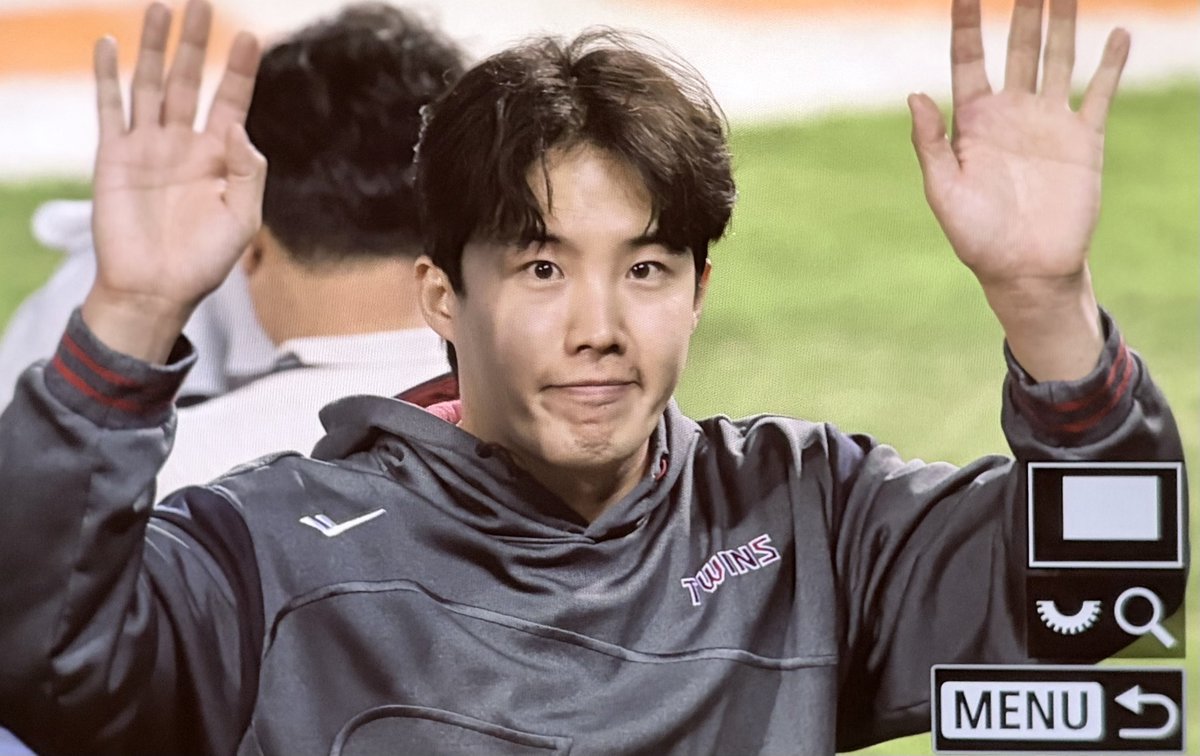 JUST__N01's tweet photo. 팬들에게 인사해주는 찬규야.. 

#LGTWINS #엘지트윈스 #임찬규 https://t.co/uOHc3gnDkb