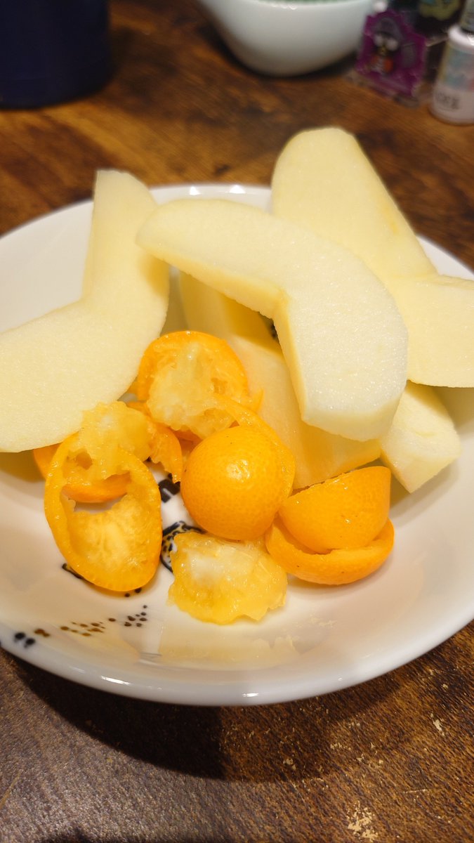 お隣のおばあちゃんにきんかんもらったけど、食べ方わからずぐちゃってなってしまった😂でも美味しい😋