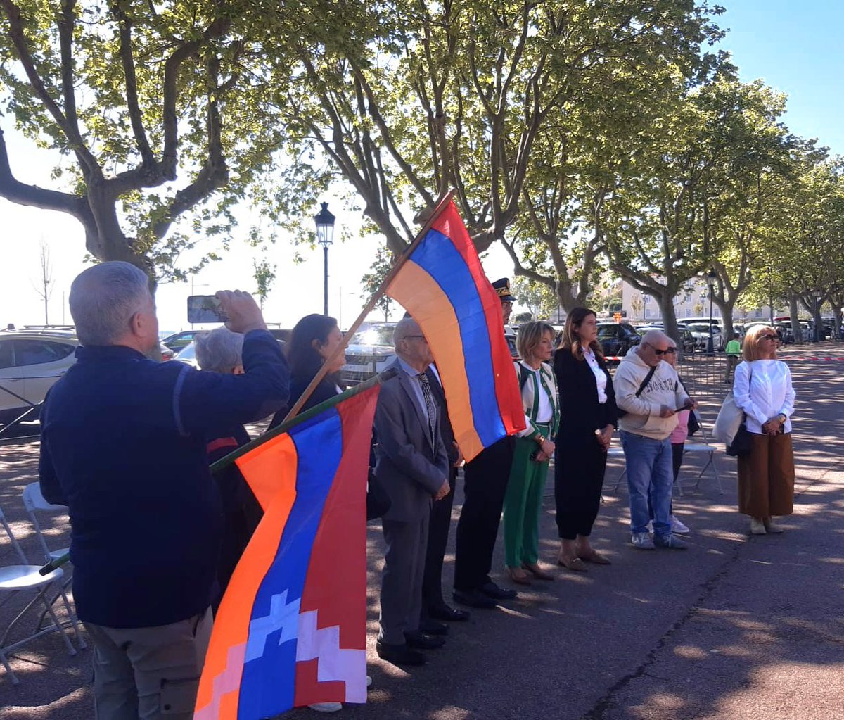 coreinfronte's tweet photo. CUMMEMORAZIONE DI U STERMINU ARMENIANU

Ce matin, à Bastia, #CoreInFronte était présent pour la commémoration du génocide commis, en 1915-1916, par le régime "jeune Turc" contre le peuple arménien.
Nous étions représenté par notre élue municipale, @BerettiH. 

D'autres élus bastiais étaient aussi là à l'image de Laurent Papazian, Mattea Lacave ou Josée Natali.

Cette commémoration était initiée par l'association corso-arménienne AMICA, qui rassemble de nombreux enfants de d'Arménie ou de Corso-arméniens. 

Le Diu Vi Salvi Regina et l'hymne arménien ont été joués lors de la clôture de cette cérémonie, ordonnancée par Charly Sansonnetti d'AMICA. 

La mémoire des peuples compte. 

Core In Fronte rappelle, à cette occasion, sa solidarité internationale avec le peuple arménien.
Il aspire à la paix et au développement dans un environnement régional qui serait débarrassé de toute volonté hégémonique ou néo imperiale. 

Core In Fronte n'oublie pas, aussi, les victimes du nettoyage ethnique, de 2020-2023, perpétré par le régime azerbaïdjanais, avec la complicité de la Turquie, en République d’Artsakh.

Sulidarità!