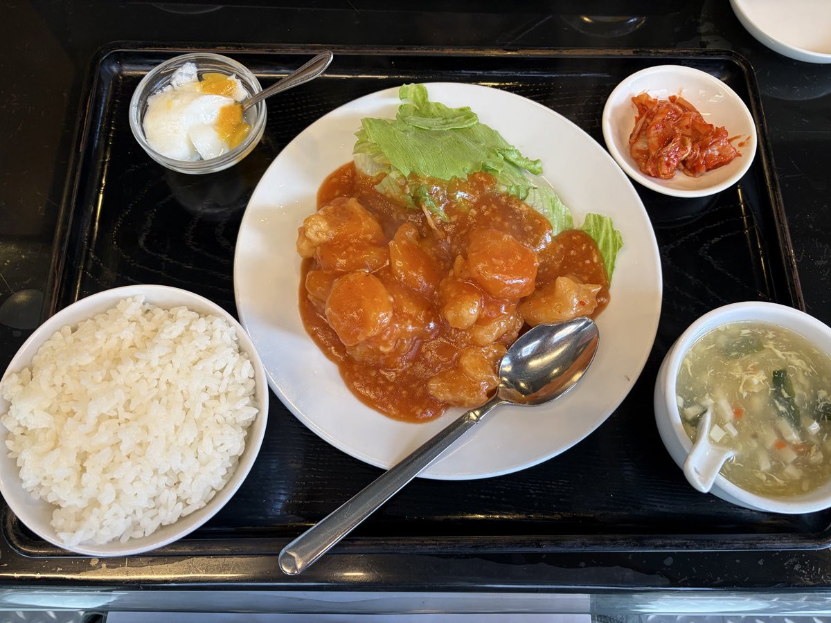 Poeratta's tweet photo. 昼飯ログ、今日は近所の中国料理屋で昼飯だった。いつもは酢豚なのだが、今日は趣を変えてテビチリ！！思った以上にエビがゴロゴロしていて、かなりお気に入りになった。コレから酢豚とそうへきをなすかも。でも何故キムチ？メニューの写真はザーサイなのに。杏仁豆腐も美味い
#lunch
#中華
#エビチリ https://t.co/y6LKqdmhlq