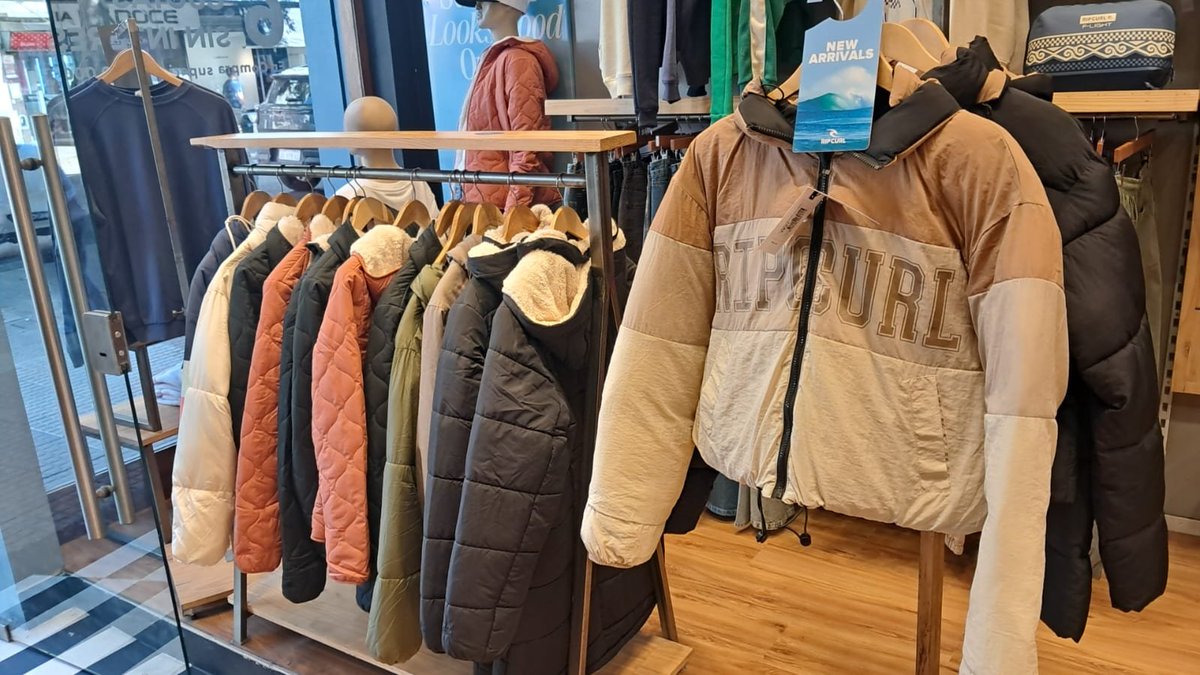 provincia1270's tweet image. #AHORA | 📲#Móvil de @verobus_bustos tratando los precios de las camperas, en vísperas de la llegada de la temporada de invierno.

📻#EsUnMontón
💻provinciaradio.com.ar