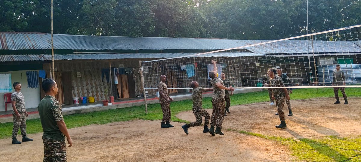 48bnCrpf's tweet image. Personnel engaged in light sports activity to refresh body and mind after duty hours.
Balance supports performance.
#CRPF #Wellness #ActiveLife