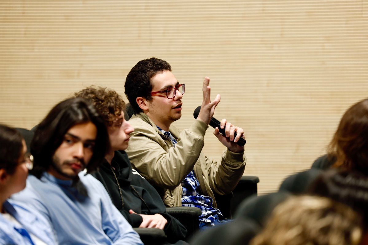 labdeseries's tweet photo. Quina mirada llancen les sèries cap a esa construcció des de la mirada adulta com és l'adolescència o quina posició prendre com a creadors, trencant estereotips per a fer-la avançar: Alba Lucío, Ibai Abad i Javier Rueda aborden estes qüestions en la segona matinal amb @GVAivaj https://t.co/jOnm2a7Wi6