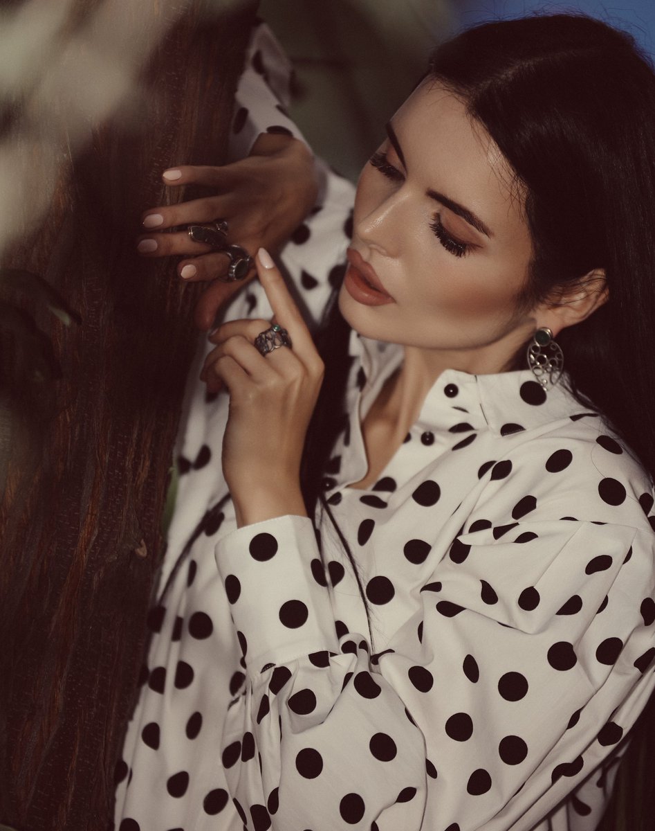 volodina_model's tweet image. Lost in the texture of the moment.

Model: Volodina.
Photo: Mariusz Sładek.
Make up: Katarzyna Łokietek.
Dress: Sugar.
Earrings, rings: Gutowska.

#volodina #maritavolodina #polkadots #jewelry #vintagestyle