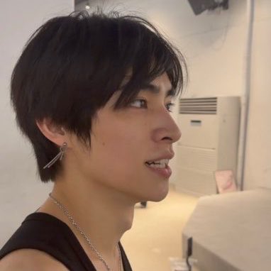 xiaojun really the winner of the most beautiful side profile i've ever seen..