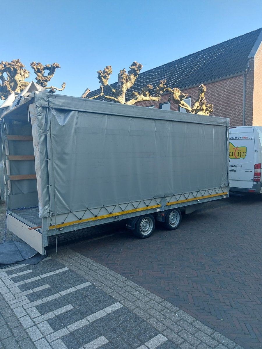 Drie vrijwilligers haalden op verschillende plekken goederen op en brachten ze naar het depot. Daar zijn ze in containers geplaatst. Lange, maar gezellige dag—dank mannen!

Steunen kan via: stichting-corantijn.nl/geef/
 (Geef voor TRANSPORT)

#samensterkinsuriname #samengoeddoen