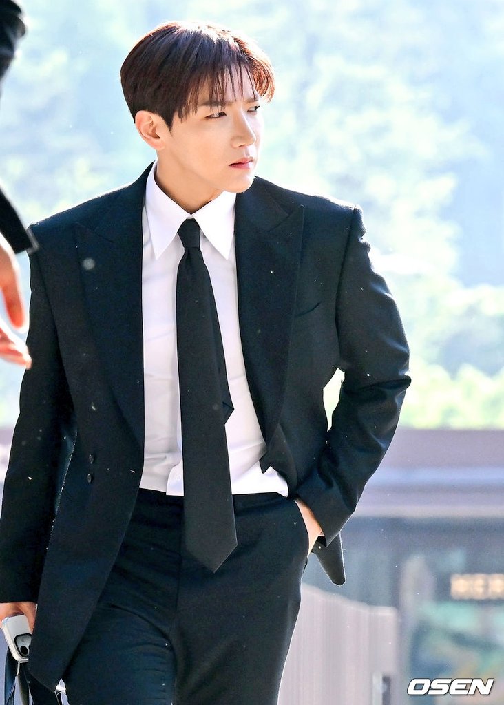 Jun_K_France's tweet photo. Jun.K 🩷 arriving at Taecyeon's wedding 💚
I'm melting over his smile and elegance. I'm going to end up proposing to him 🫣🫠🤭🤗🥺😍🫶
📎 https://t.co/bjy4Rz1IA7
#JUN_K #WEDDING #MONSOLEIL https://t.co/XvZ31rFC4c