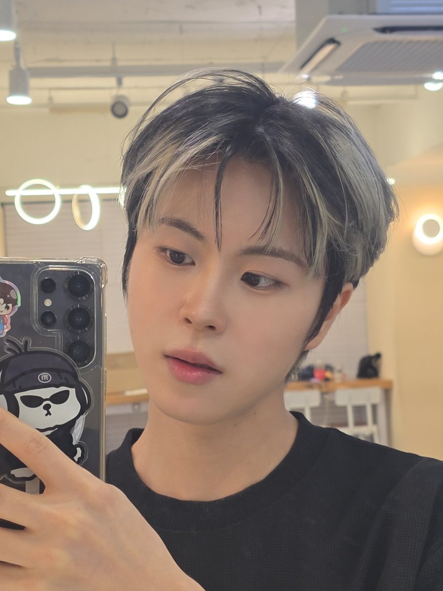 Mirror Mirror 거울거울 🪞✨

 #MINSEOK #민석 #DIGNITY #디그니티 
#SLIPSHOT #POINT_BLANK