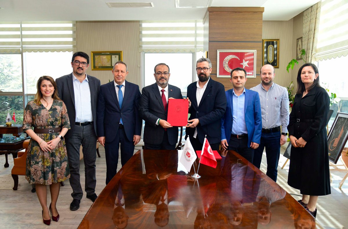 KTUNEDU's tweet photo. KTÜN Teknoloji Transfer Ofisi (TTO) koordinasyonunda yürütülen çalışmalar sonucunda hak sahipliği üniversitemize ait olan iki farklı hizmet buluşu ticarileştirme sürecine taşındı.

🔹 “Ortamda Galoş Takmayan Kişilerin Yapay Zekâ Tabanlı Görüntü İşleme Metodu ile Tespit Sistem ve Yöntemi” başlıklı buluş; Doç. Dr. Mücahid Barstuğan, Dr. Öğr. Üyesi Kemal Erdoğan ve Karatay Belediyesi Mevlana Anaokulu Müdürü Zehra Nilgün Soydemir tarafından geliştirilerek ticarileştirme sürecine dahil edildi.

🔹 “Okullarda Sınıftan Güvenli Öğrenci Çağırma Sistemi” başlıklı ve tescilli patent kapsamında yer alan buluş ise Doç. Dr. Mücahid Barstuğan ve Dr. Öğr. Üyesi Kemal Erdoğan tarafından geliştirilerek uygulamaya aktarılma aşamasına ulaştı.

Süreç kapsamında,Üniversitemizi temsilen Rektörümüz Prof. Dr. Osman Nuri Çelik ile MKEY Technology Otomasyon San. ve Tic. Ltd. Şti. arasında yürütülen sözleşmelerle bu buluşların ticarileştirme sürecini başlatan imzalar atıldı.

@oncelik 
@ktuntto