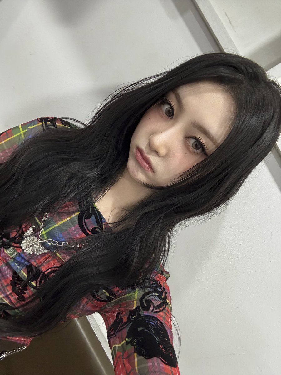 S2c1oud's tweet photo. 26024 베리즈 포스트 #이본 

차차 안녕🤍 오늘은 깐 이본~~~ 어때!!
오늘 뮤뱅도 응원해 주느라 고생 많았어🥺 너무 고마워🤍
진짜 차차 덕분에 힘이 나!!! 
차차도 점점 목소리가 커지구 있어 ㅎㅎ 
그치만 목 안 나가게 항상 조심하고 조심하기!
오늘은 출근길에도 보고 퇴근길에도 봐서 행복했다🤍
걱정 인형도 꼭 잘 가지고 다니고!! 
사랑해 차차~🤍 

#EVON #이본 
#UNCHILD #언차일드