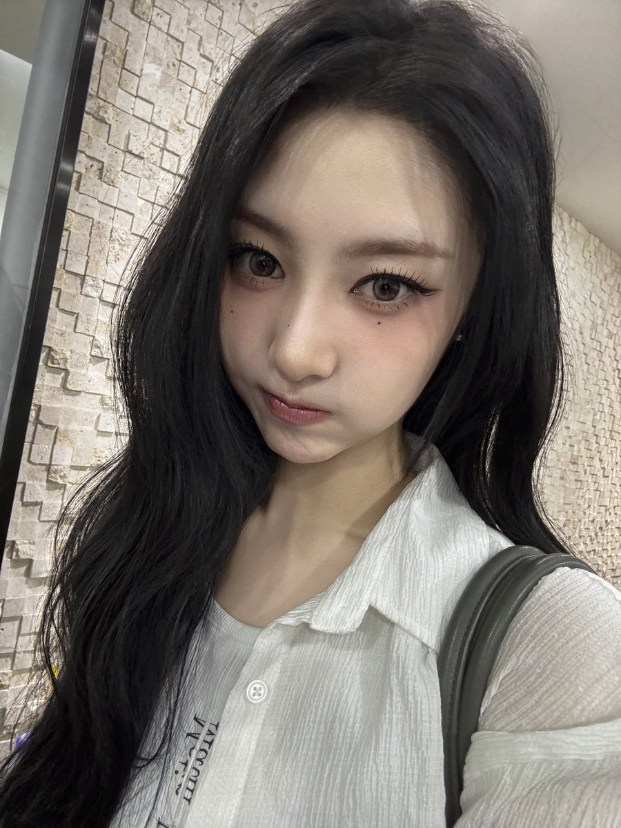 S2c1oud's tweet photo. 26024 베리즈 포스트 #이본 

차차 안녕🤍 오늘은 깐 이본~~~ 어때!!
오늘 뮤뱅도 응원해 주느라 고생 많았어🥺 너무 고마워🤍
진짜 차차 덕분에 힘이 나!!! 
차차도 점점 목소리가 커지구 있어 ㅎㅎ 
그치만 목 안 나가게 항상 조심하고 조심하기!
오늘은 출근길에도 보고 퇴근길에도 봐서 행복했다🤍
걱정 인형도 꼭 잘 가지고 다니고!! 
사랑해 차차~🤍 

#EVON #이본 
#UNCHILD #언차일드